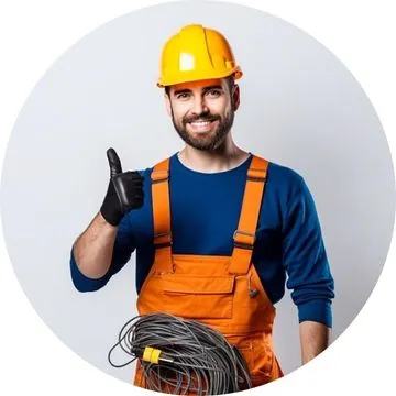 Eletricista em São Paulo SP respondendo dúvidas de clientes sobre serviços elétricos